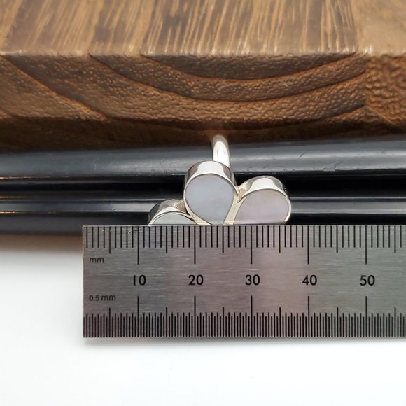 Size 8.5 925 Sterling Silver Large Heavy White Shell Flower Ring - Picture 9 of 10